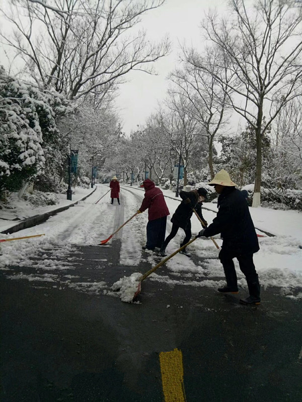 瑞雪紛飛揚(yáng)，華悅物業(yè)掃雪忙